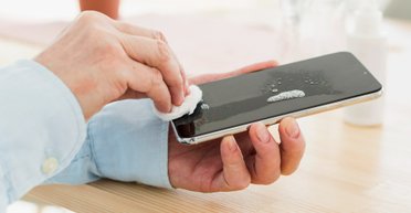 Ваш телефон покрыт микробами: как правильно его очистить, чтобы не испортить