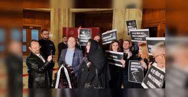 В Румынии антиукраинская депутатка с похоронным венком спела заупокойную демократии (видео)