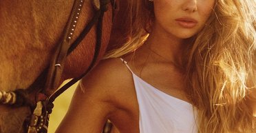 Дівчина року Playboy 2025 з'явилася на вечірці в костюмі за $10 млн (фото)