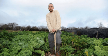 Подалі від зручностей: чоловік роздав майже все своє майно і живе на пустирі (фото)