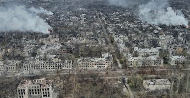 Городские бои в Торецке: россияне взрывают дома, занося в подвалы противотанковые мины