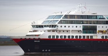 Мужчина бросил камеру за борт лайнера и показал, что скрывается под ним (видео)