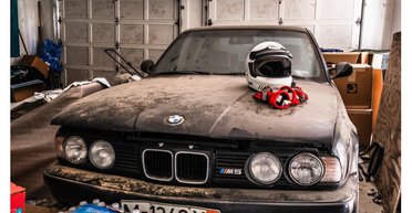 В заброшенном поместье обнаружили культовый седан BMW M5 E34 (видео)