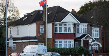 "Замечательные соседи": британцы признались, как живут дипломаты самой закрытой страны мира (фото)