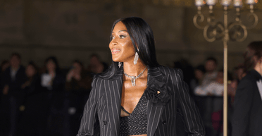 Наомі Кемпбелл у стильному штанному костюмі вийшла у світ (фото)