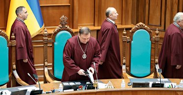 Удар в голову. Что стоит за первым в истории Украины увольнением главы Конституционного Суда