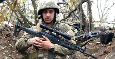 "Летіло все, що можна": боєць ЗСУ розповів про своє бойове хрещення в Бахмуті (фото)