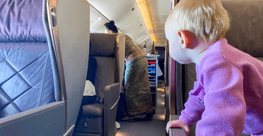 Мама в шоці: трирічній дитині, яка летіла бізнес-класом, подали келих вина