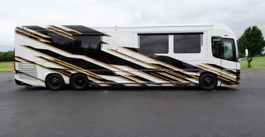 Спа-центр на колесах: представлен роскошный автодом с сауной и гидромассажем (видео)