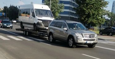 Премиальный кроссовер Mercedes взял буксир прицеп с тяжелым автобусом (фото)