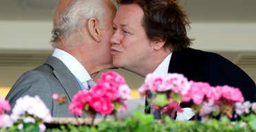 Рідкісний кадр: король Чарльз із пасинком Томом Паркером Боулзом потрапив в об'єктив камери (фото)