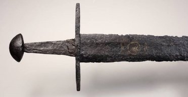 Послание в железе: в Нидерландах нашли старинный меч с уникальным орнаментом (фото)