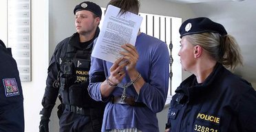 Можуть працювати на заводах: у Чехії розкритикували українських біженців-чоловіків призовного віку