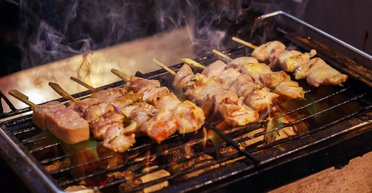 Давня традиція: у ресторані подають їжу із соусом з банки, яку не мили 90 років (відео)