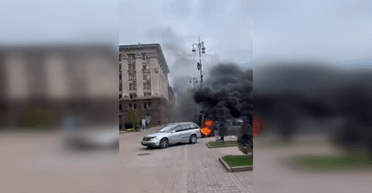 Пожежа на Хрещатику: біля КМДА невідомі особи підпалили шини, — соцмережі (відео)