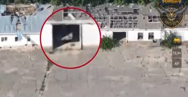 "Работа продолжается": ВСУ показали удар по складу БК и бронетехнике РФ под Алешками (видео)