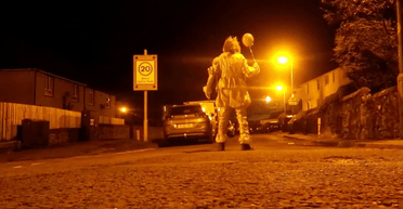 Наводить жах на поселення: моторошний клоун надіслав зловісне послання поліції (фото)