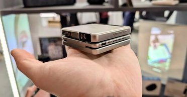 Вміщається на долоні: представлений надкомпактний проектор Aurzen Zip, що він уміє