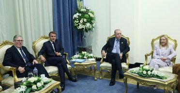 Ердоган закликав Мелоні кинути палити: Макрон сказав, що це неможливо (відео)