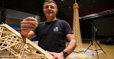 Рекорд під загрозою: чоловік витратив 8 років на створення Ейфелевої вежі із 700 тисяч сірників