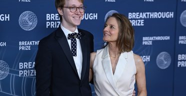 Рідкісна поява: Джоді Фостер вийшла у світ із молодшим сином (фото)