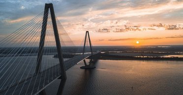 В Киеве будут перекрывать Южный мост во время тревог: изменены маршруты автобусов