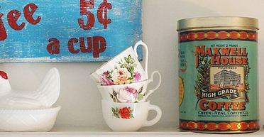 Чоловік заглянув у стару банку з-під кави: побачивши сюрприз, його почало "трусити" (фото)