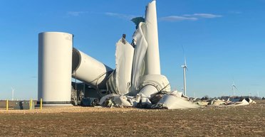 Огромная ветряная турбина рухнула при "странных" обстоятельствах: что известно (фото)