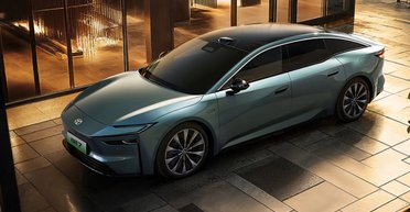 Цена $29000 и запас хода 700 км: на рынок выйдет аналог Tesla Model S от Toyota (фото)