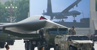 Китайский "наземный авианосец" передает энергию: создана беспроводная зарядка дронов в полете