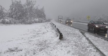 Зима все ближе: Балканы накрыл мощный снегопад и ливни с наводнениями (видео)