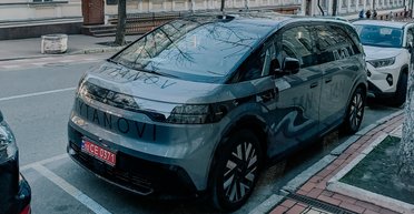 В Украине появился оригинальный семейный электрокар Zeekr с запасом хода 700 км (фото)