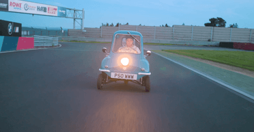 Самое маленькое авто в мире испытали на сложнейшем гоночном треке (видео)