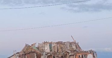 "Под завалами военные": в Рыльске, вероятно, поражен пункт дислокации 40-й бригады морской пехоты РФ (видео)