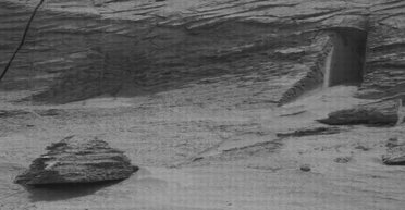 "Подземный храм": на снимках с Марса нашли объект, похожий на дверной проем в скале (фото)