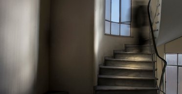 Тінь спостерігала за сім'єю ночами: чоловік показав моторошний запис із камери відеоспостереження