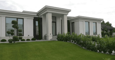 Поместья, дорогие автомобили, пенсии и "бегство" от повесток: СМИ показали, как живут закарпатские таможенники (фото)