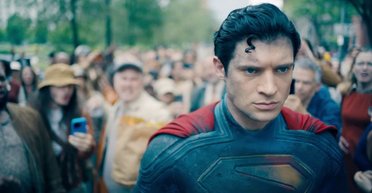 Супермен перемагає диктатора зі Східної Європи: рецензія на фільм Джеймса Ганна