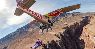 Первый в истории трюк: в США самолет перехватил парашютиста в воздухе (видео)