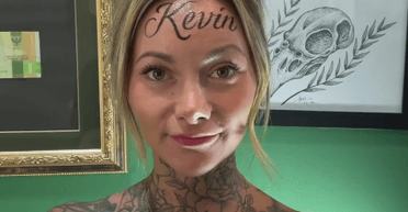 "100% фальшивка": фахівець розкритикував дівчину за татуювання на лобі (відео)