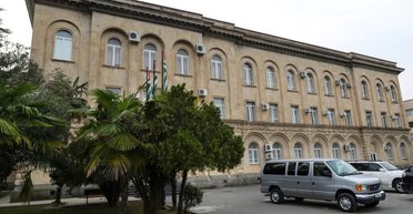 В парламенте Абхазии экс-мэр Сухуми открыл стрельбу: один депутат погиб (фото)