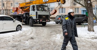 Заряджав Tesla від розетки та "вибив" світло у будинку: у ДТЕК пояснили, чому мережі не витримують