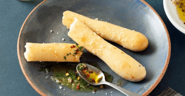 М'які часникові хлібні палички: таким рецептом можна здивувати гостей