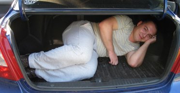 Откройте, полиция! Как езда в багажнике любителя пива чуть террористом не сделала