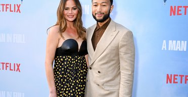 Як у Джуліани Мур: Кріссі Тейген у стильній сукні вийшла на червону доріжку Netflix (фото)