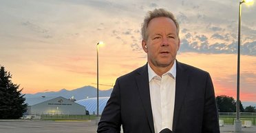 Спрашивал у Зеленского за костюм: журналисту из США на Аляске подарили российскую водку — он "в восторге"