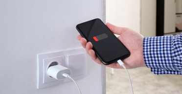 Смартфон розряджається під час заряджання: експерти підказали, як вирішити неприємну проблему