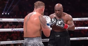 Різниця в рукавичках: Пола звинувачують у порушенні головного правила в бою з Тайсоном (відео)