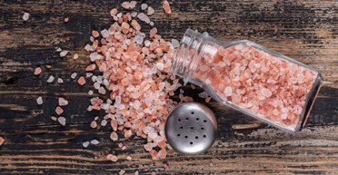 Відмовтеся лише від однієї чайної ложки солі на день: учені розповіли, що станеться