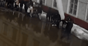 Глыба льда атаковала очередь в российский военкомат: есть жертвы (фото, видео)